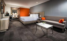 Canoga Hotel At Warner Center